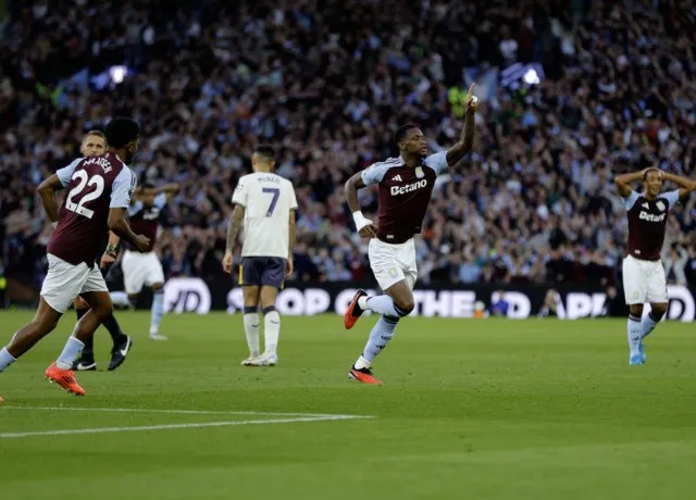 Jhon Duran đang trở thành tâm điểm chú ý trong làng bóng đá châu Âu